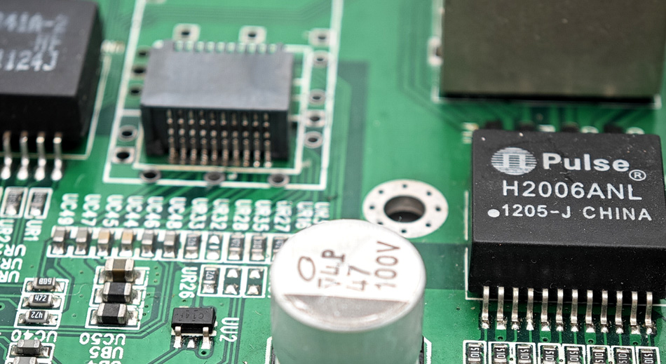 Esplorare le differenze nella tecnologia e nei servizi tra le fabbriche PCBA globali