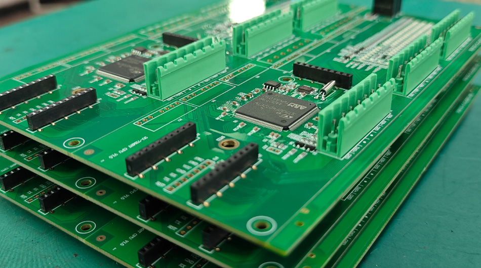 In che modo la gestione delle emissioni di carbonio delle fabbriche PCBA influisce sui costi di produzione?