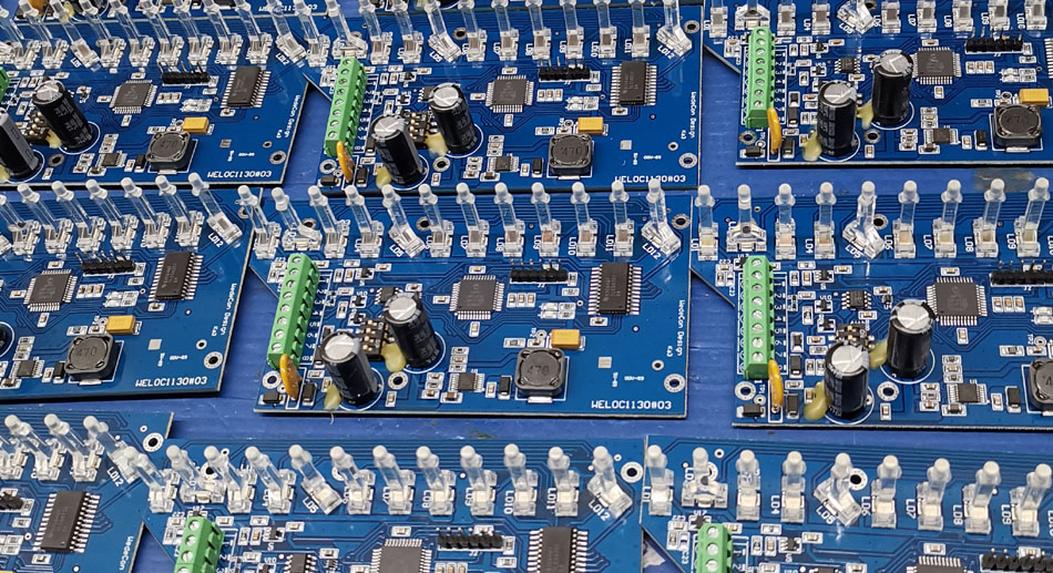 In che modo la gestione dell'approvvigionamento dei componenti delle fabbriche PCBA influisce sui tempi di consegna?